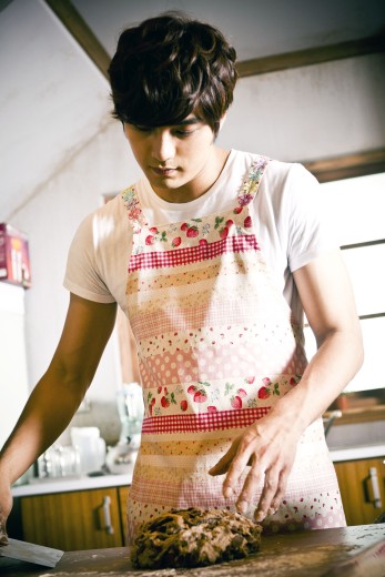 贺军翔在《女孩坏坏》扮温柔的白马王子。(图/资料照)