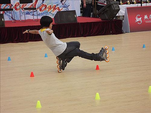 冯辉变身轮滑大使 中国精灵降临南美巴黎