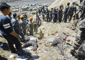 尼泊尔客机撞山坠毁致15死