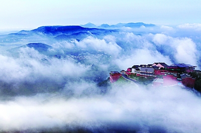 远眺茅山如仙境.