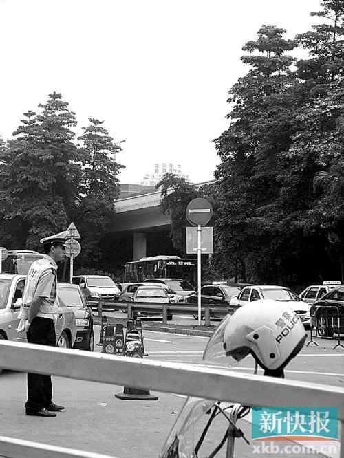 ■看病患者多,深圳市二医院大门外路段车辆一