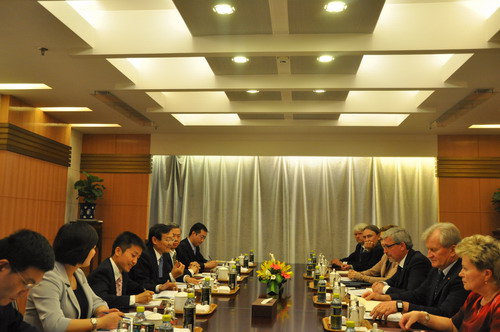 外交部部长助理张明会见立陶宛 中国议员小组
