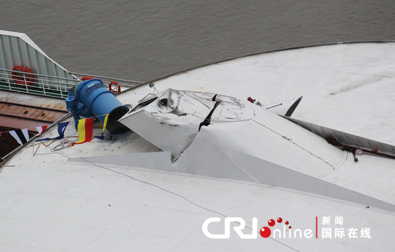 2012年5月23日，五星“明珠七号”在拖带至浙江温州市区郭公山码头的过程中，意外撞上温州大桥，大桥箱梁梁板出现明显撞痕。被撞倒的游轮烟囱。