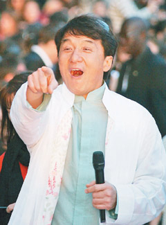 成龙现身戛纳影展，向影迷打招呼。