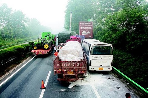 沪蓉高速鄂州段四车追尾两人受伤 司机被困