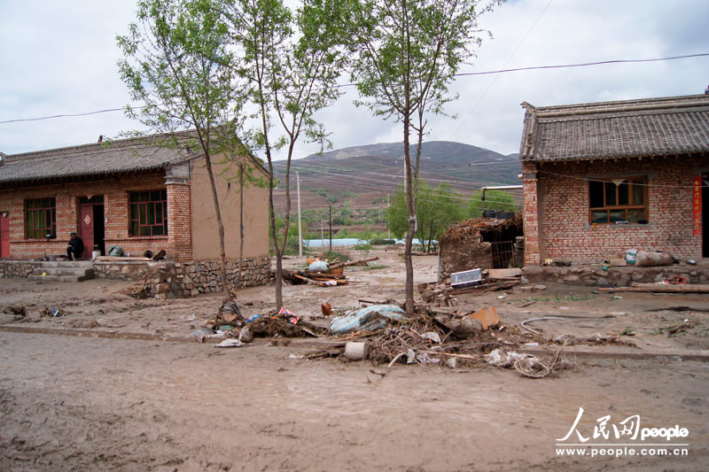 甘肃岷县雹洪灾害现场:淤泥遍地 救灾工作有序进行