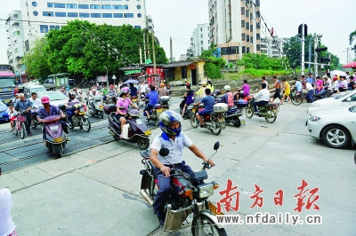 小塘地处南海三水交界处，基础设施相对落后、产业基础较为薄弱，再加上周边缺少强有力的辐射中心，使得小塘在城市化进程中颇为“失落”。