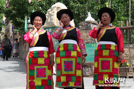 羌族人的山歌表演。长城网 赵晓慧 摄