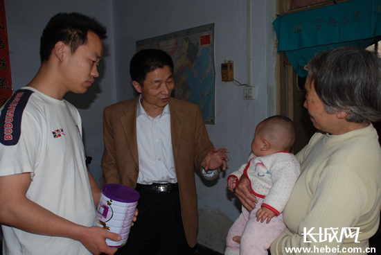姚明河(中)慰问独生子女困难户李强。(图片由磁县计生局提供)