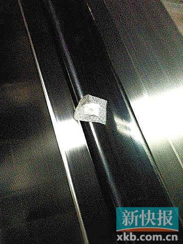 扶手电梯手抄报