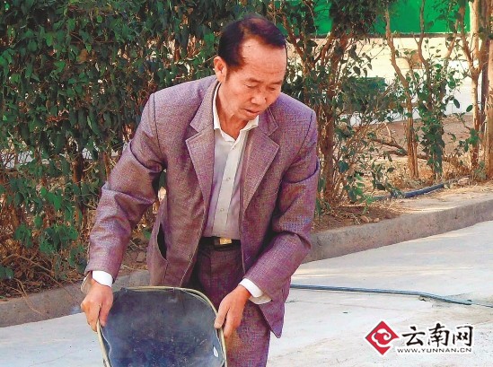 图为芮茂福生前在学校参加劳动。