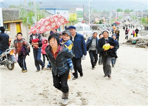 天上下雹子地上发洪水 甘肃岷县37死19失踪