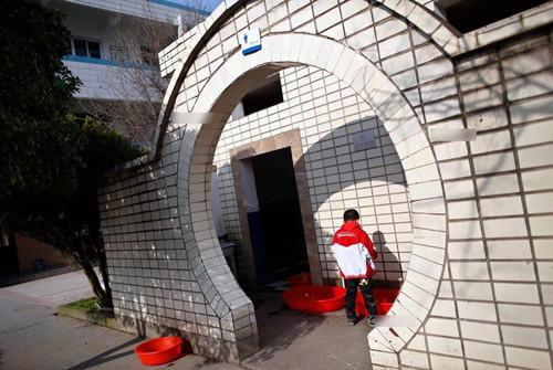 一到开春，东阳的小学、幼儿园就有人收尿。（图片来源网络）