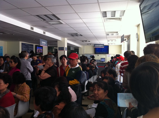 北京协和医院，两侧为排队等待领取采血号的患者。