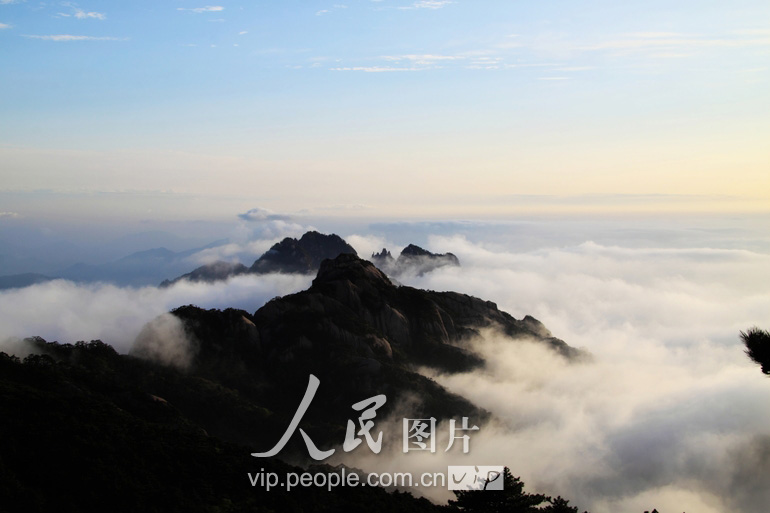 5月2日，安徽省黄山风景区出现壮丽云海奇观，令游客流连忘返。（郑重声明：凡带有“人民图片”字样图片，未经许可，不得转载。购图电话010-65368421）