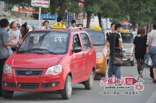 邯郸火车站现多辆残疾人出租车(图)