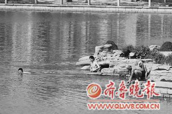 　　不少人违规在东昌湖龙升桥附近水面游泳。　本报记者　李军　摄