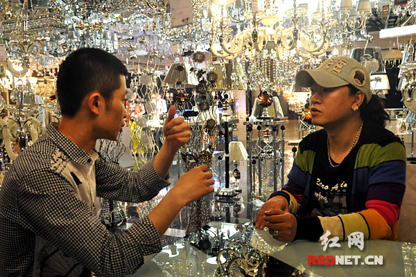 哑吧灯饰董事长包坚信（右）与客户交谈。