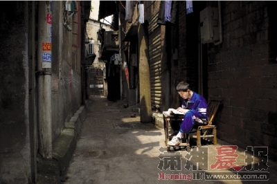 北正街旁的巷子里，在阳光下写作业的孩子。本组图/记者沈荣华
