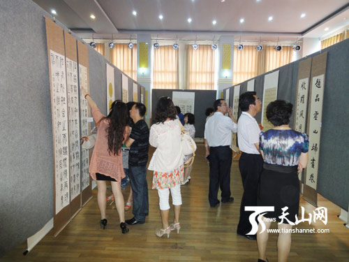 书法爱好者正在观赏展出的书法作品