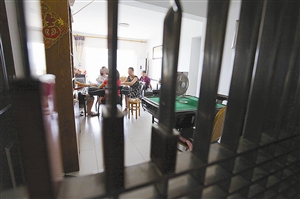 房内摆几张麻将桌,在桃源村不鲜见。