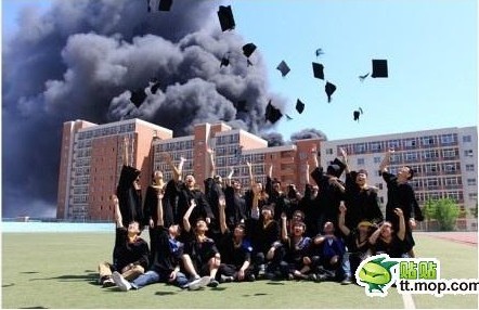 毕业照也疯狂 重口味还是创意狂?