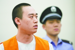 男子夜闯<em>女生宿舍</em>持刀<em>杀人</em> 受审时称为盗窃女