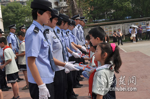武汉警官职业学院与吴家山五小共建青年志愿者