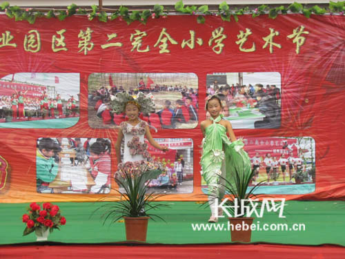 南大港创意时装秀 为孩子树立环保意识(图)