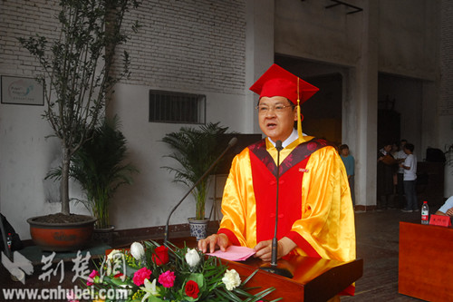 武汉大学校长寄语毕业生:用积极心态点亮未来