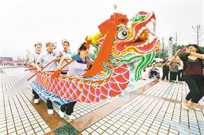 大足:旱地龙舟趣味浓