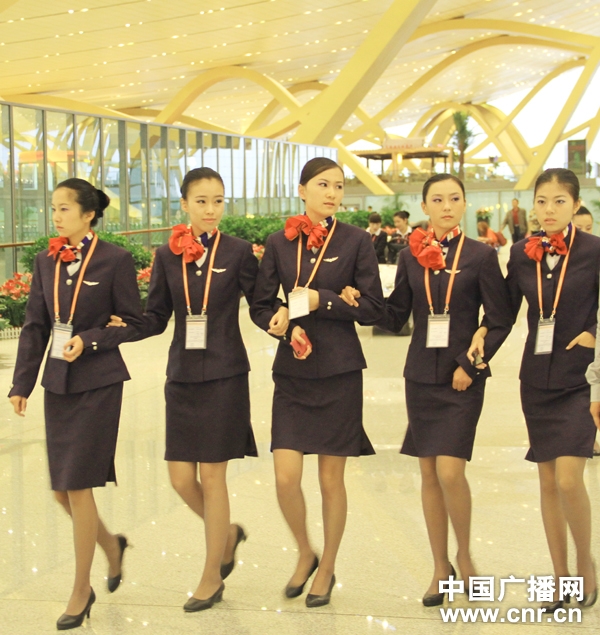 空姐进入长水国际机场