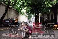 北正街附近的民主街，树荫下含饴弄孙也不失为一种乐趣。