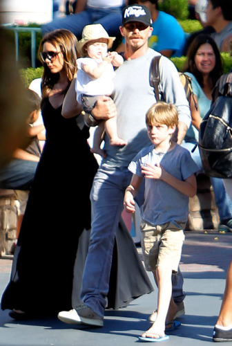 贝克汉姆一家逛迪士尼 呵护幼女如奶爸(图)