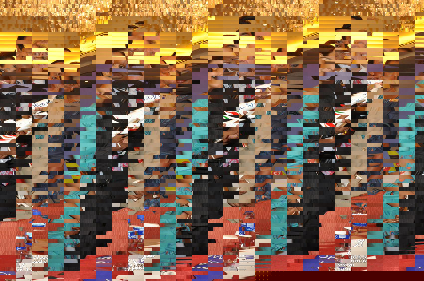 2012年6月11日上午，斯里兰卡航空主席李伟庭（右二）、斯里兰卡航空行政总裁陈佐善（左二）和“寰宇一家”航空联盟行政总裁艾布士（中）在新闻发布会上合影留念。