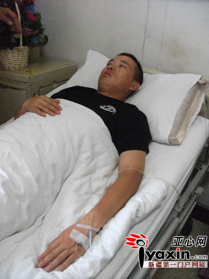 受伤特警张秋亚，他腰部受伤躺在床上不能动。