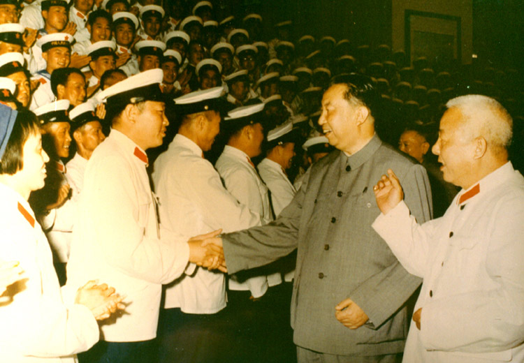 1977年苏振华与华国锋（右2）在一起。