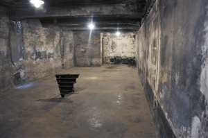 ▲毒气室，无数集中营的囚徒都在这里被杀害。