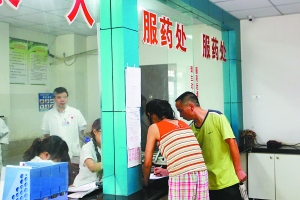昨日，重庆市渝北区第二人民医院，短短15分钟内，来服药的患者就有9人。 记者 许恢毅 摄