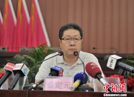 宁南县委宣传部长蔡定元介绍情况。　刘忠俊　摄