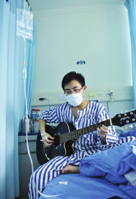 大一男生患白血病同学为他募捐4万