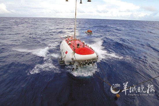 蛟龙深潜再创纪录:6965米