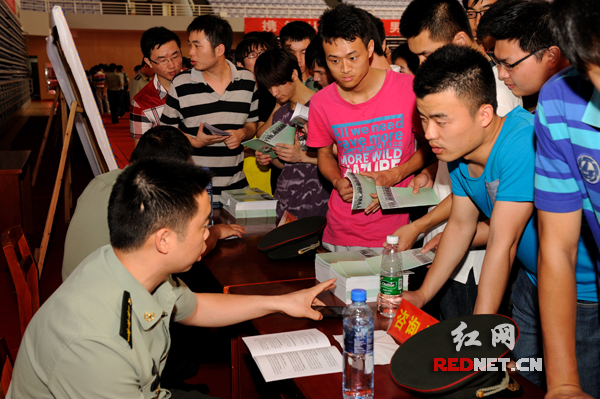 湖南省2012年高校毕业生入伍预征宣传周活动