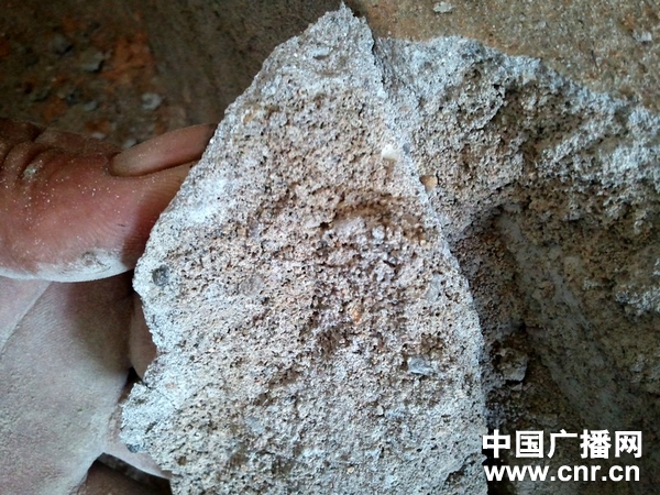 安置小区内 房子楼梯上的水泥块里充满了沙土