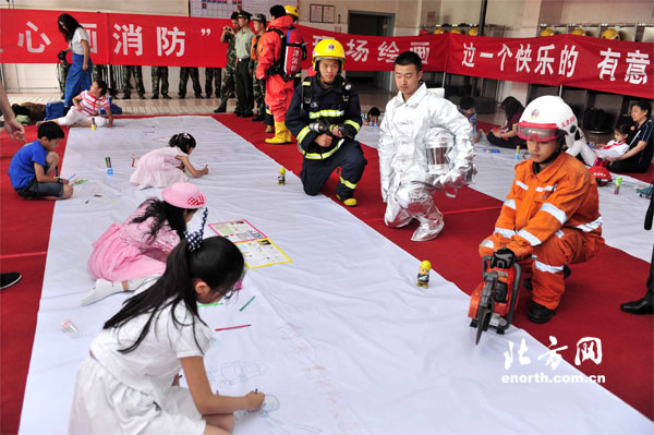 消防员叔叔当模特 小漫迷童心画消防