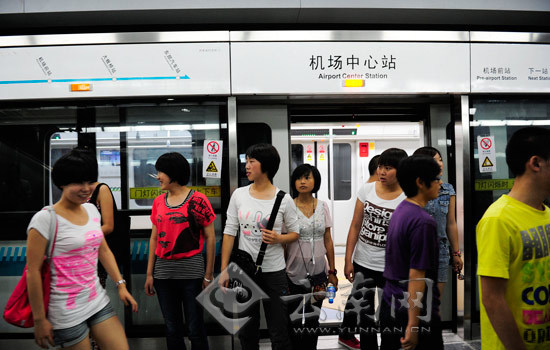 参演模拟旅客体验地铁到长水乘飞机 记者 周明佳 摄