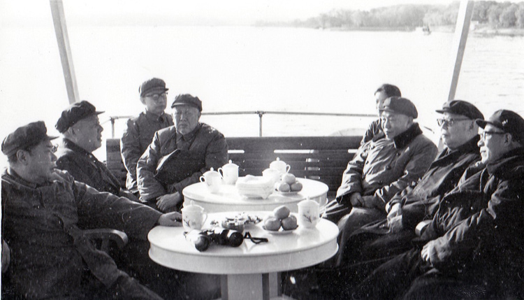 苏振华与叶剑英、杨得志、王平等同志在一起。