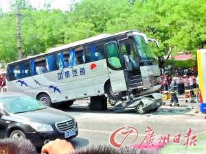 大巴压警车 警车成铁饼