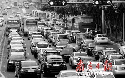 目前深圳汽车拥有量已经超过230万辆，此外，外地和过境车也超过30万辆。 南方日报记者 鲁力 摄