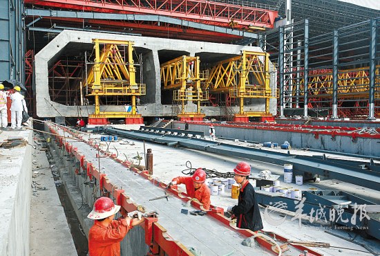 在珠海桂山牛头岛上,沉管预制厂已经浇筑好第一段沉管